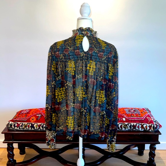 Zara floral blouse. Size M, but if your a small, it will work for you too. - Picture 3 of 4